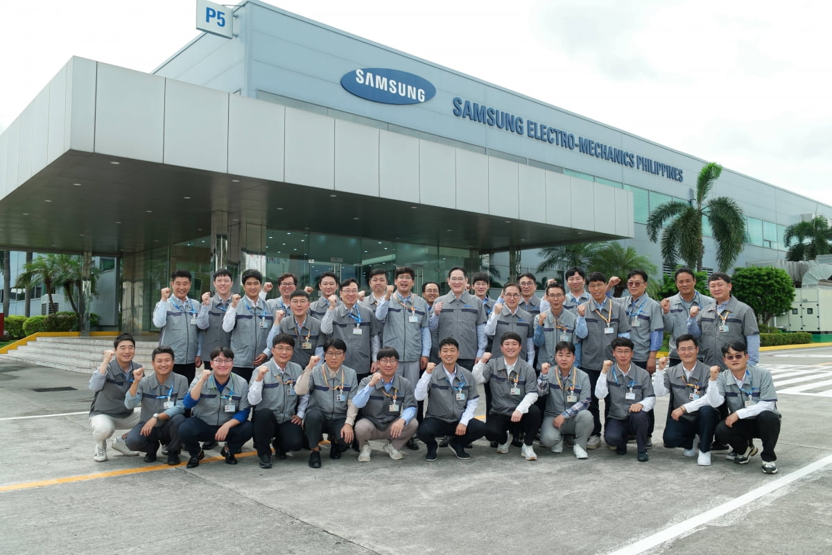 이재용 삼성전자 회장이 10월 6일 필리핀 라구나주 칼람바시에 위치한 삼성전기 필리핀법인(SEMPHIL)을 찾아 MLCC 제품 생산현장을 점검하고 있다.