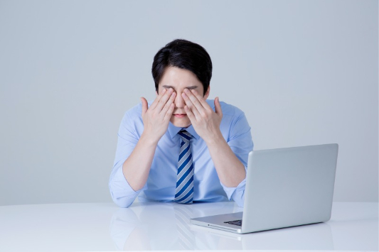 눈이-피곤한-남성