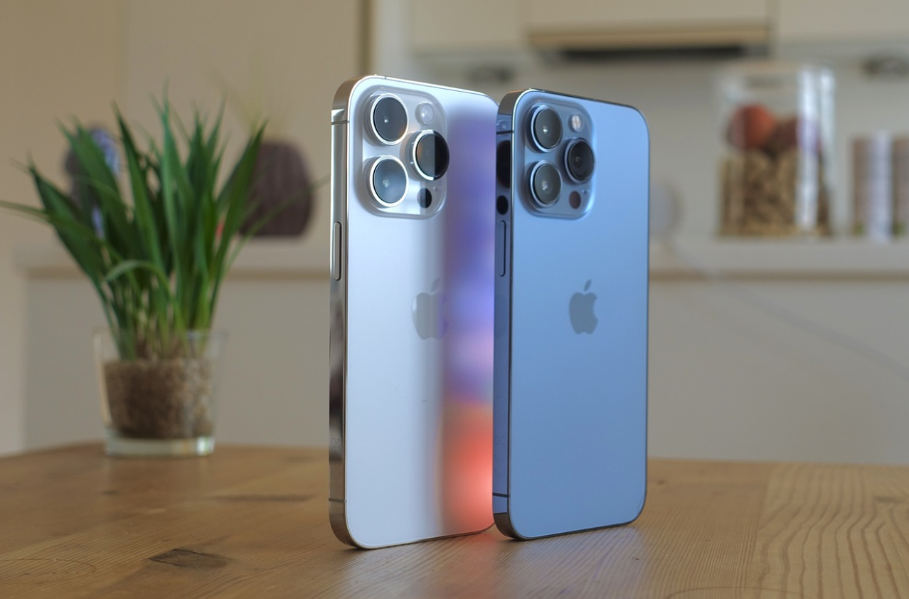 아이폰 2대가 책상위에 서 있는 모습