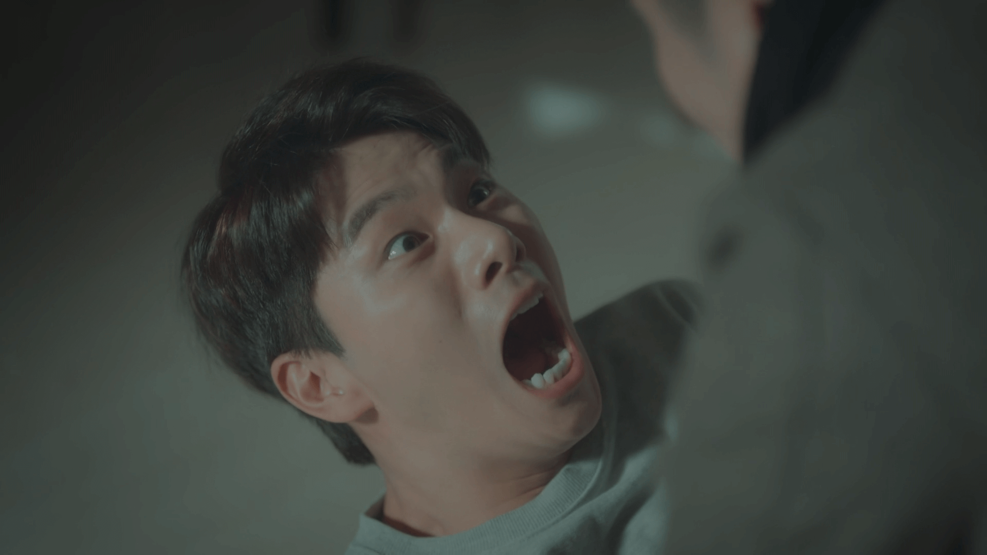 넷플릭스 '으라차차 와이키키' 시즌1 4화 - 연기 하다 큰 고비를 겪는 이준기(이이경)