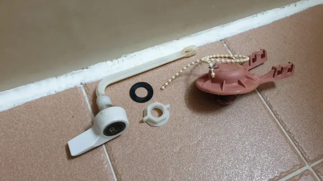 사용한 변기 부속 모습