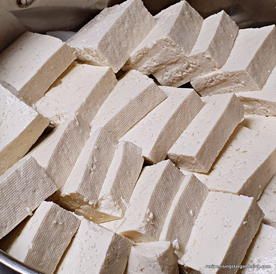 두부조림에 들어갈 두부를 넓직한 냄비에 가지런히 놓아둔 사진