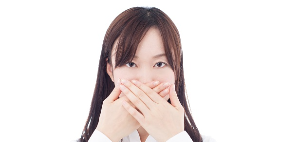 입을 가린 여자