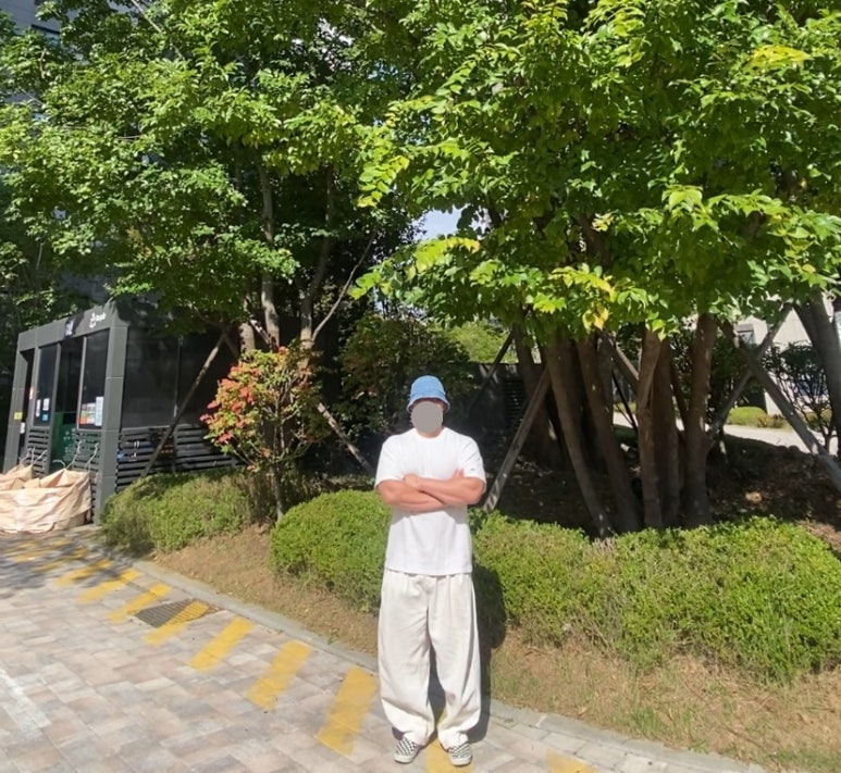 데일리룩('25. 10. 17.)루오에스펙 오버핏 벙거지 워싱 데님 라인 버킷햇, 어커버 오버핏 오버사이즈 티셔츠 반팔, 무신사스탠다드 무신사 데님와이드 벌룬팬츠, 반스 체커보드