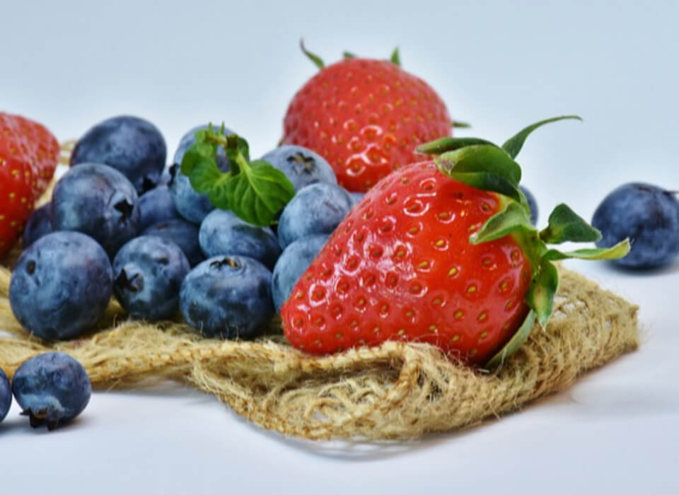 딸기와 블루베리가 놓여있는 사진