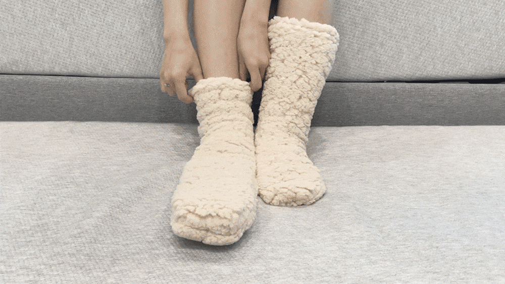 양털부츠양말 신는 gif