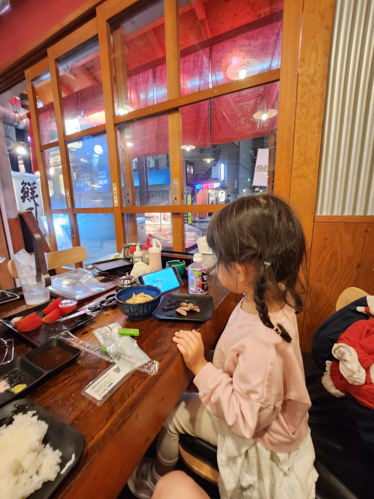 식사 중인 아이