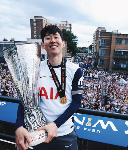 유로파리그 트로피를 들고 토트넘 팬들과 기쁨을 나누는 손흥민