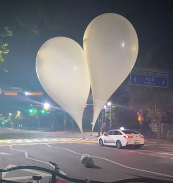 6월9일 새벽 경기도 파주시 금촌동 한 도로에 대남 풍선이 떨어져 있는 모습