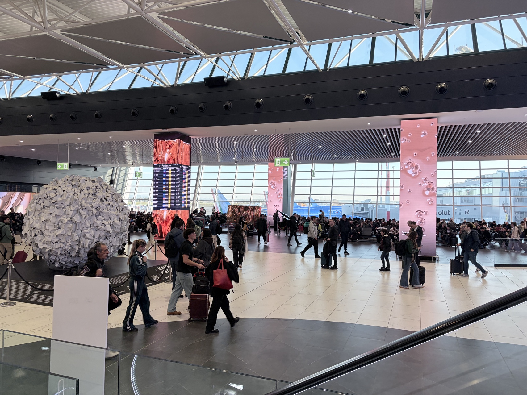로마-피우미치노-공항-출국장