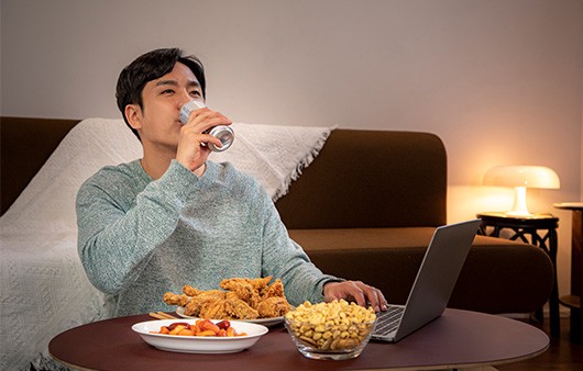 술과 야식 습관의 악순환 이미지