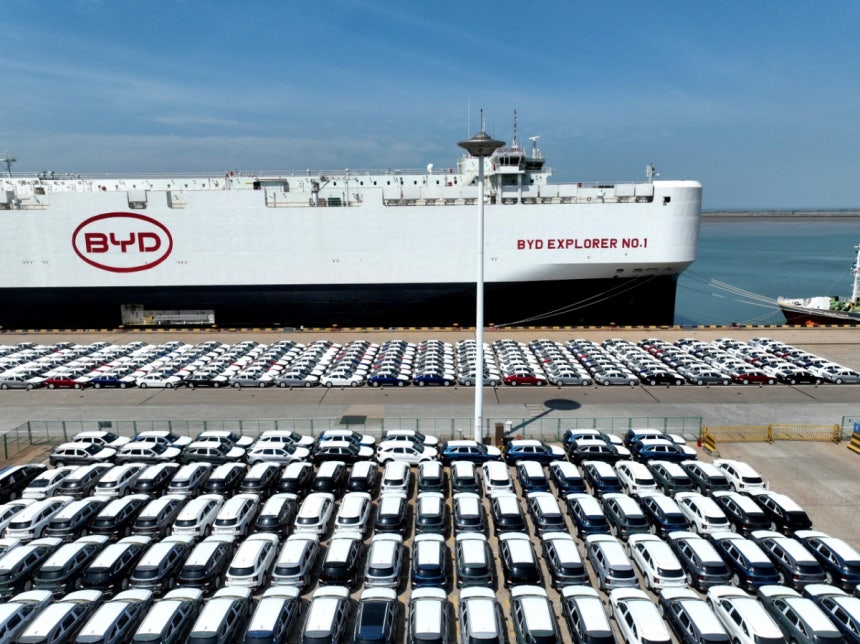 중국 항만에서 선적 대기 중인 BYD 전기차