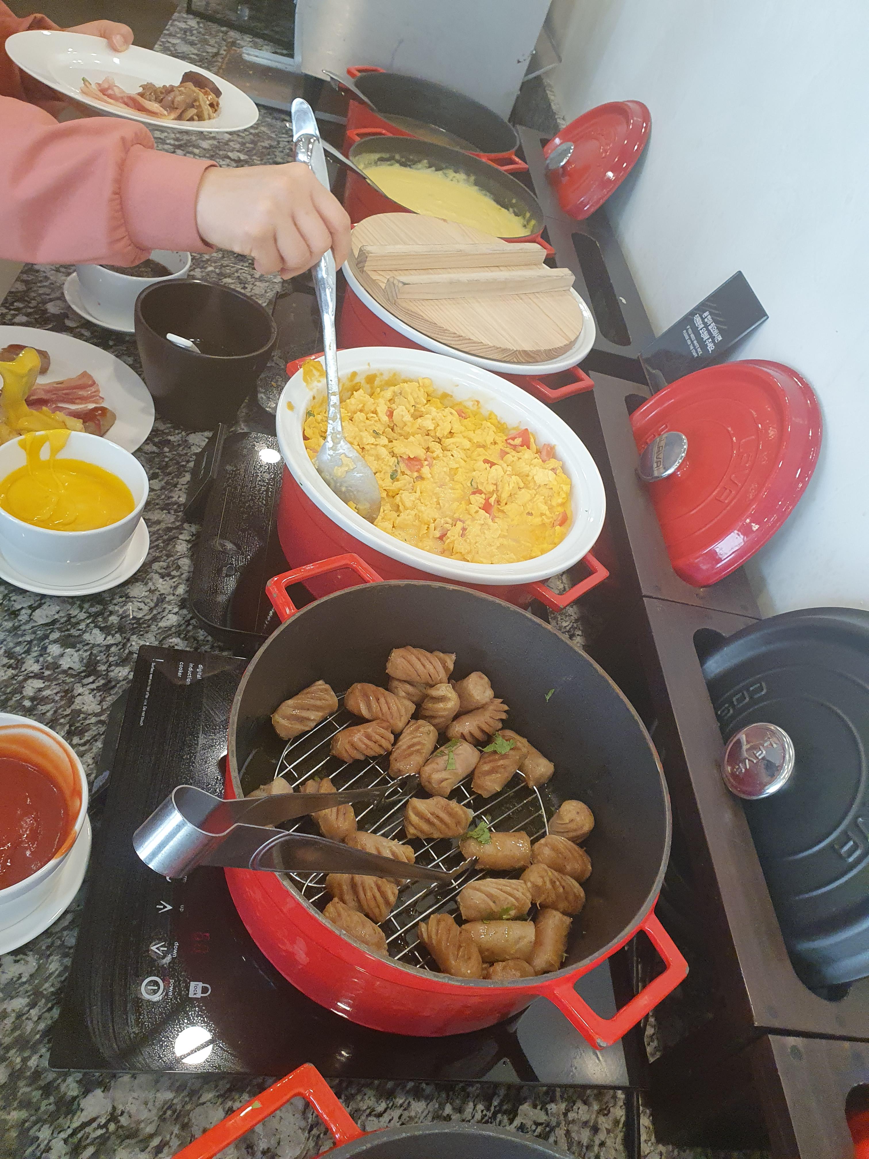 아이들이 노래를 부르는 토마토 계란 볶음 와 소시지