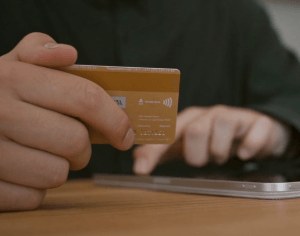 손에-신용카드-쥐고-있는-사람