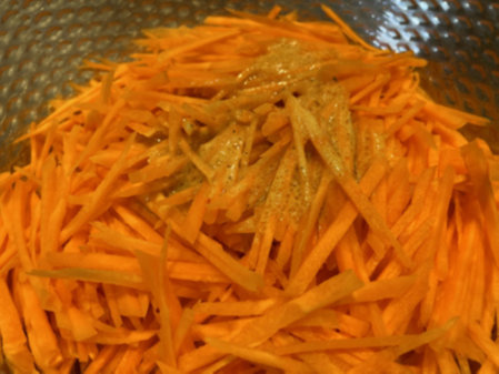 당근라페 만들기 - 채 썬 당근에 드레싱 붓기