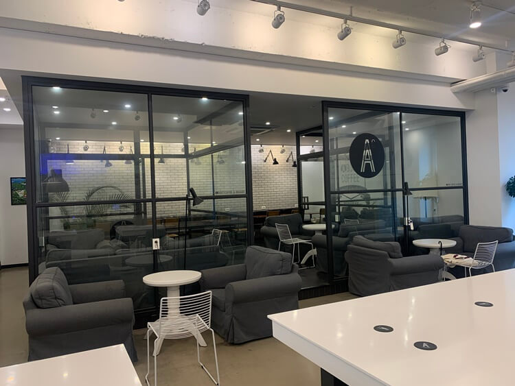 푹신한 소파자리