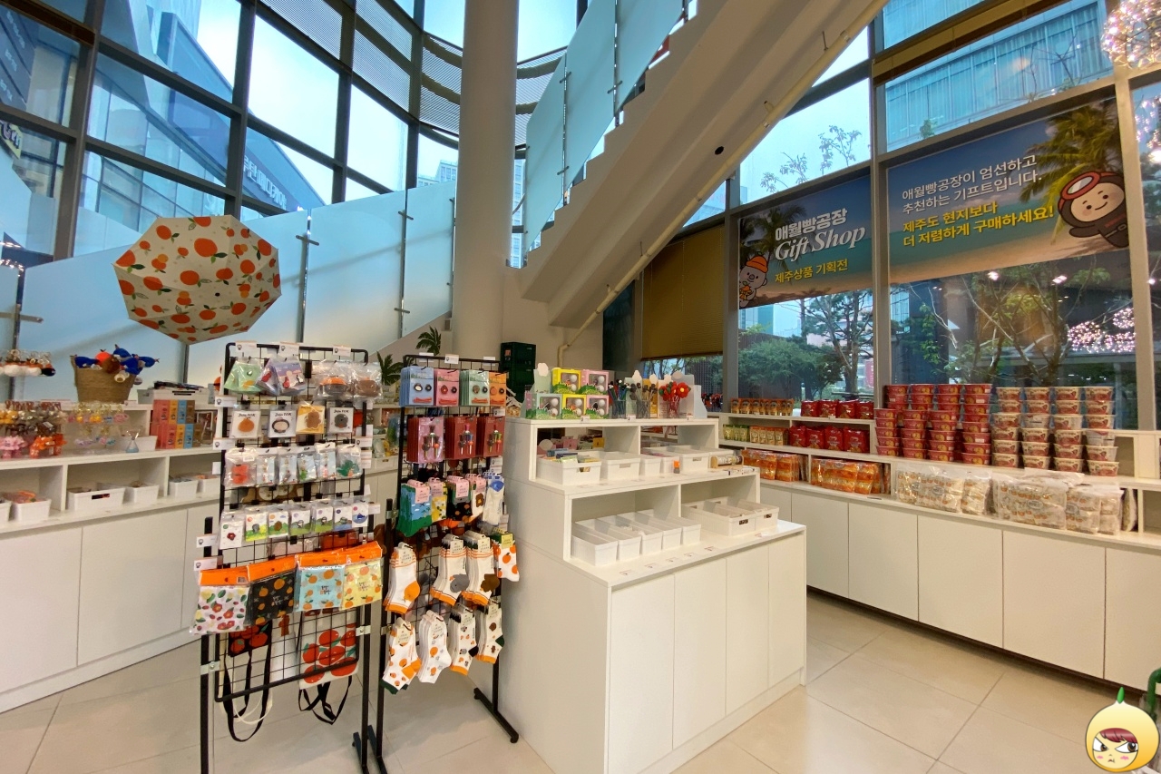 애월빵공장 가산점 1층 굿즈 코너