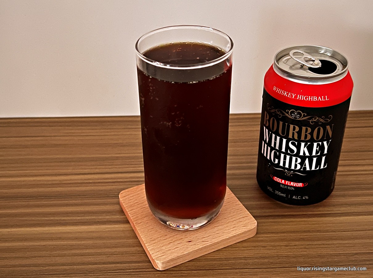 버번 위스키 하이볼 Bourbon Whiskey Highball을 한잔 따라 놓은 사진