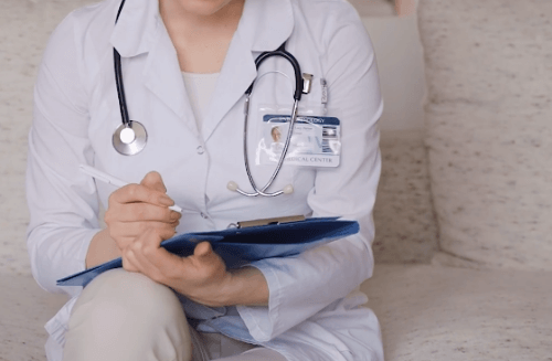 의사-가운-청진기-차트