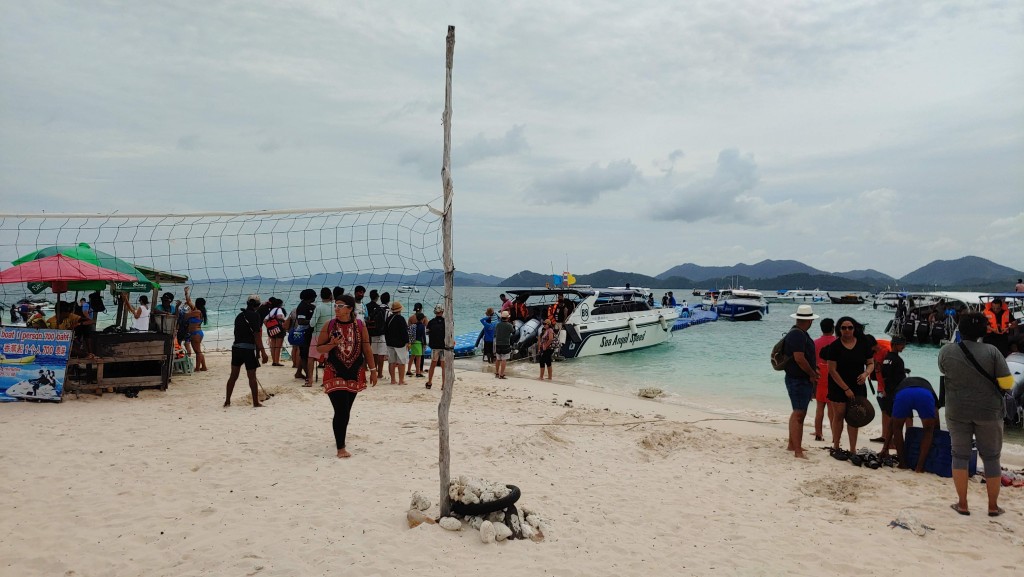 카이섬 해변과 인파들