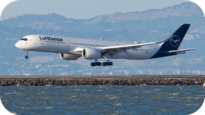 루프트한자-A350-여객기-바다-위-낮은-고도-비행중