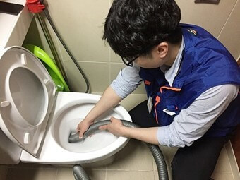 막힌-변기를-기사분이-와서-수리하는-모습