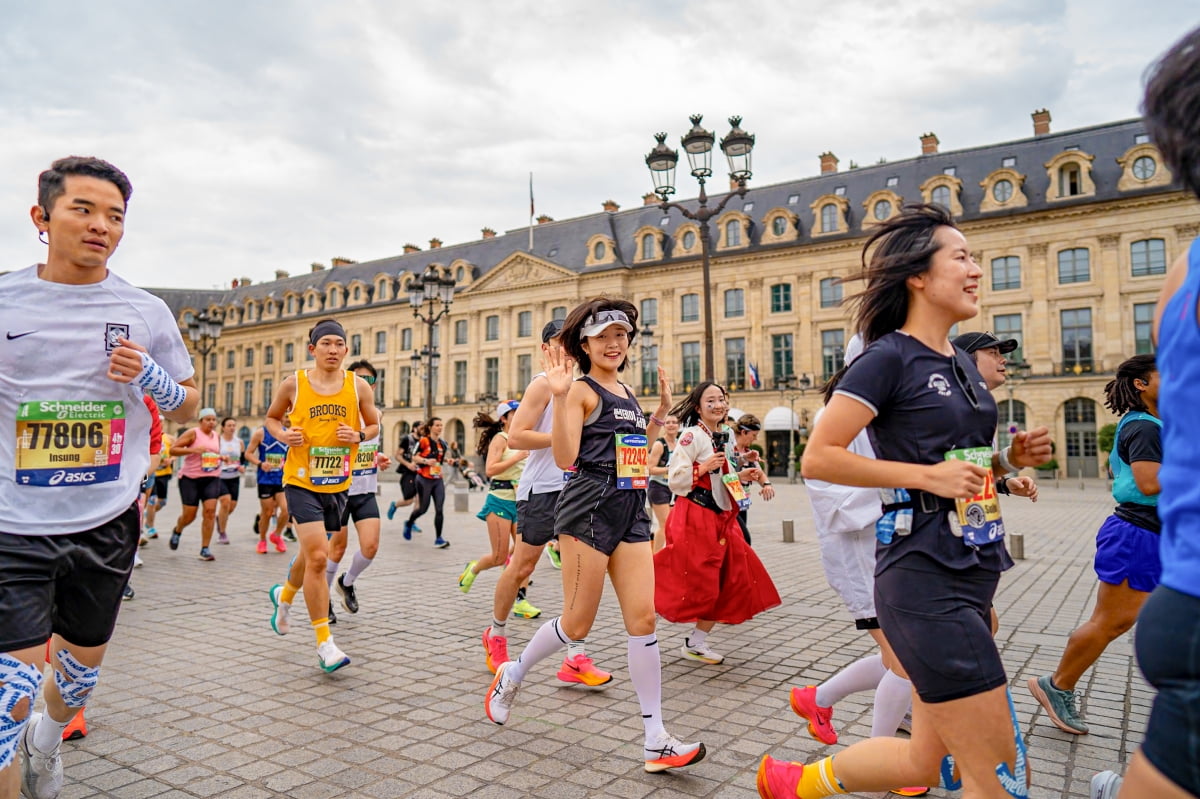 런투어 전문 여행사 '클투'를 통해 해외 마라톤에 참가한 러너들.