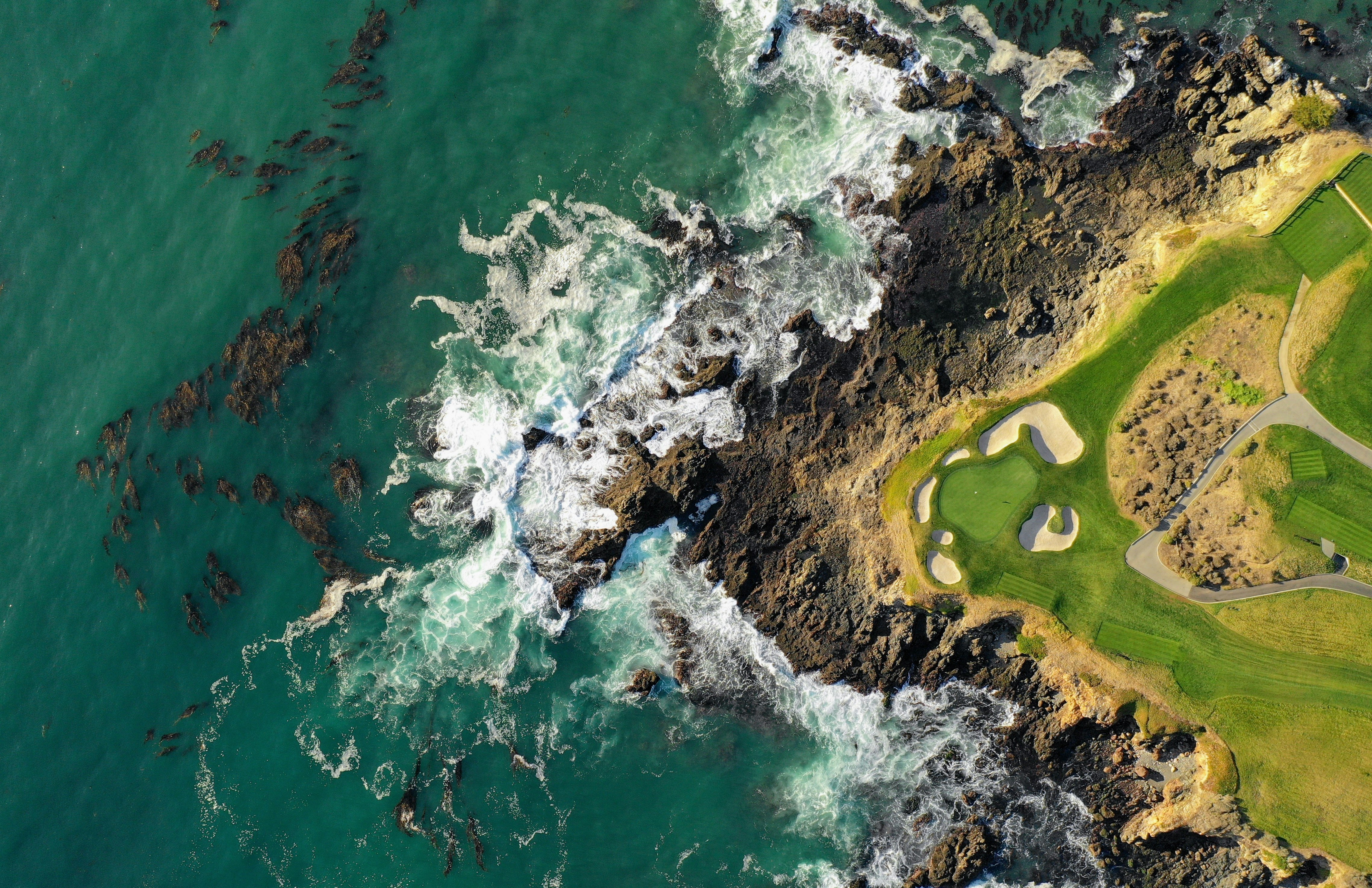 바다 옆 골프장 항공 사진