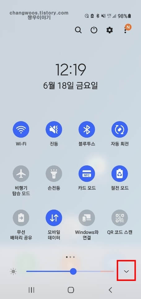 아래쪽-화살표-모양-더-보기-버튼
