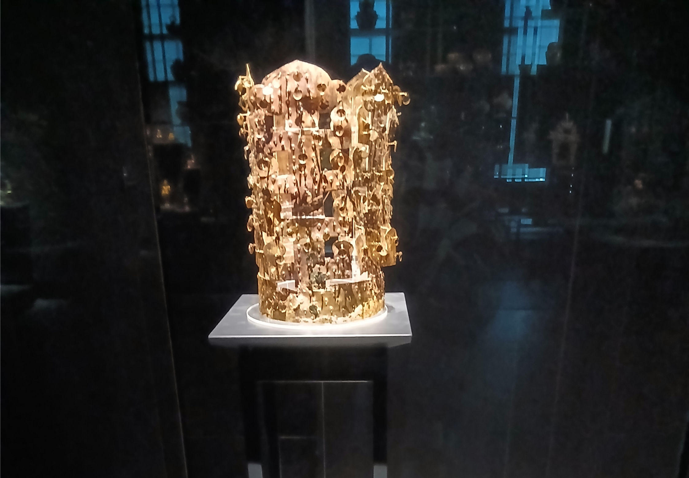 신라 금관 실물 전시 모습, 국립중앙박물관 대표 유물 금관 사진