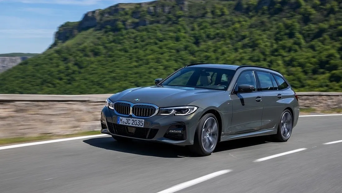 BMW 320i 3시리즈 투어링 가격 실구매가 모의견적 제원 옵션 카탈로그 외관 디자인 내부 색상 디자인 인테리어 편의사양 안전사양 총정리