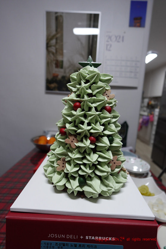 2025 스타벅스 크리스마스 케이크 예약 시작! 노엘 트리 케이크 후기 &middot; 메뉴 특징 총정리