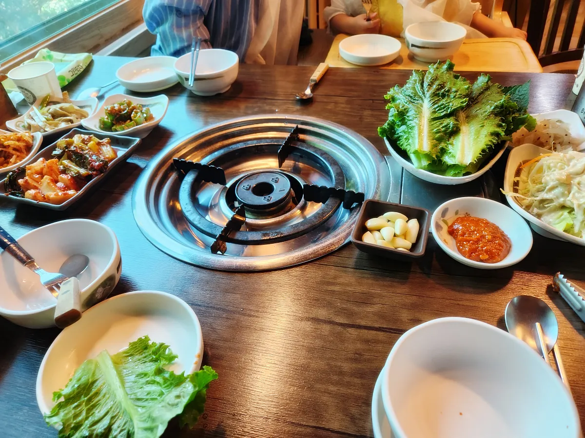 봉서산-석갈비-밑반찬들-깍두기-김치-마늘-등