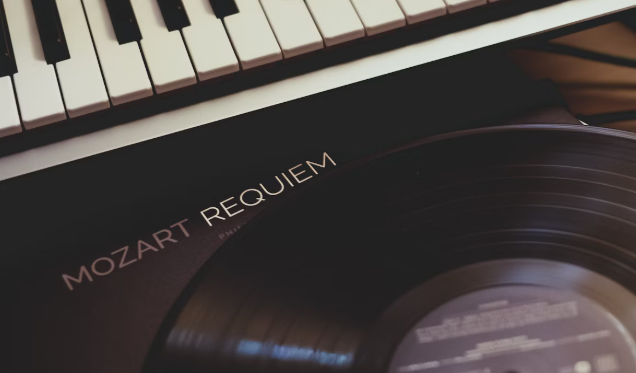 모차르트 앨범과 피아노 사진