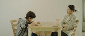 영화 양치기에서 제자에게 식사를 차려주는 모습