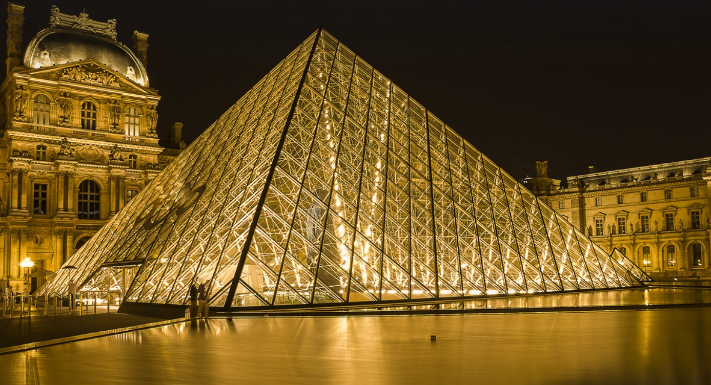 프랑스 루브르 박물관 전경 사진