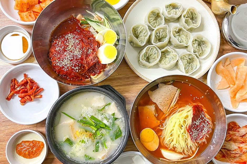 부산역 영동밀면&돼지국밥 밀면·국밥·만두 상차림