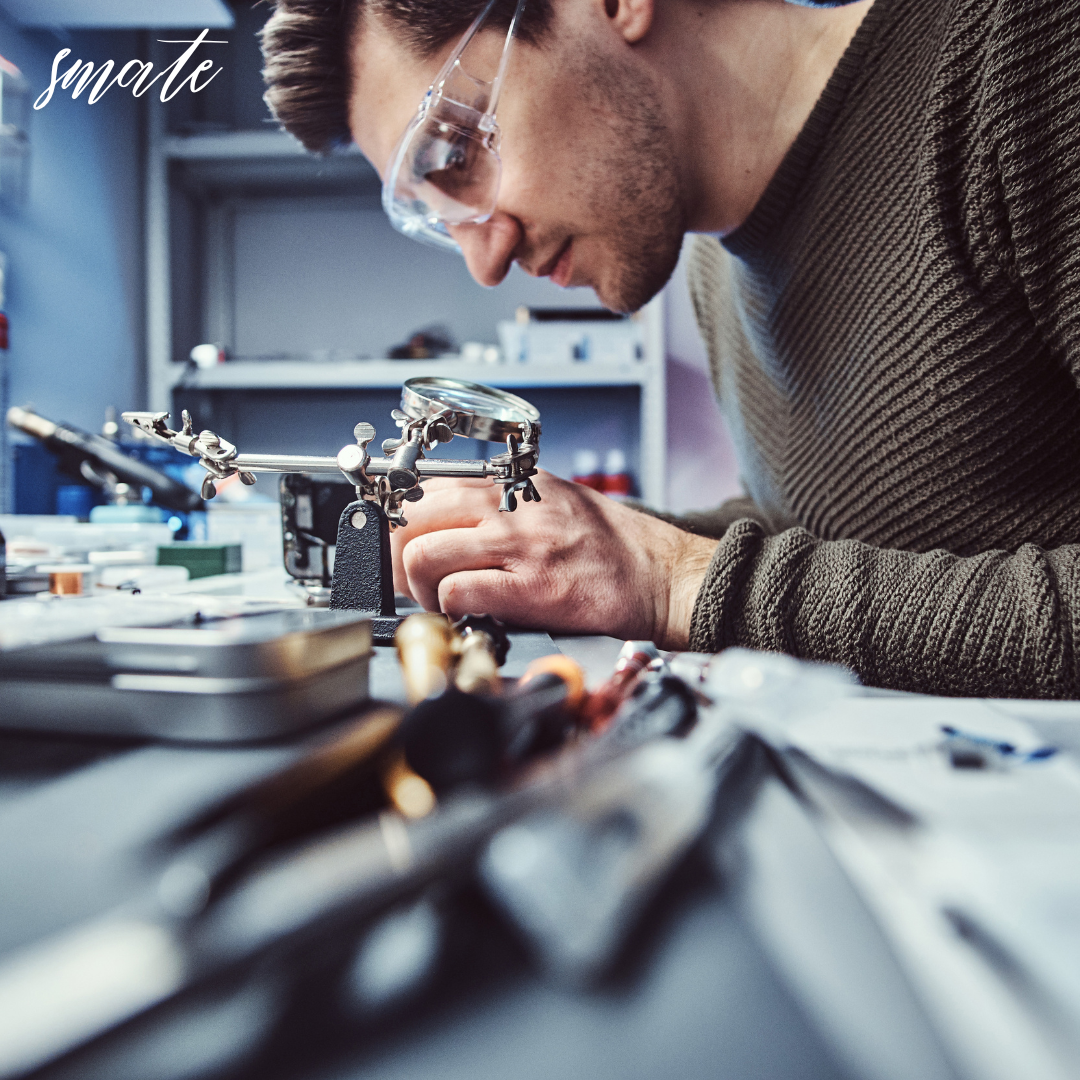 현미경을 보며 연구하고 있는 남자 연구원