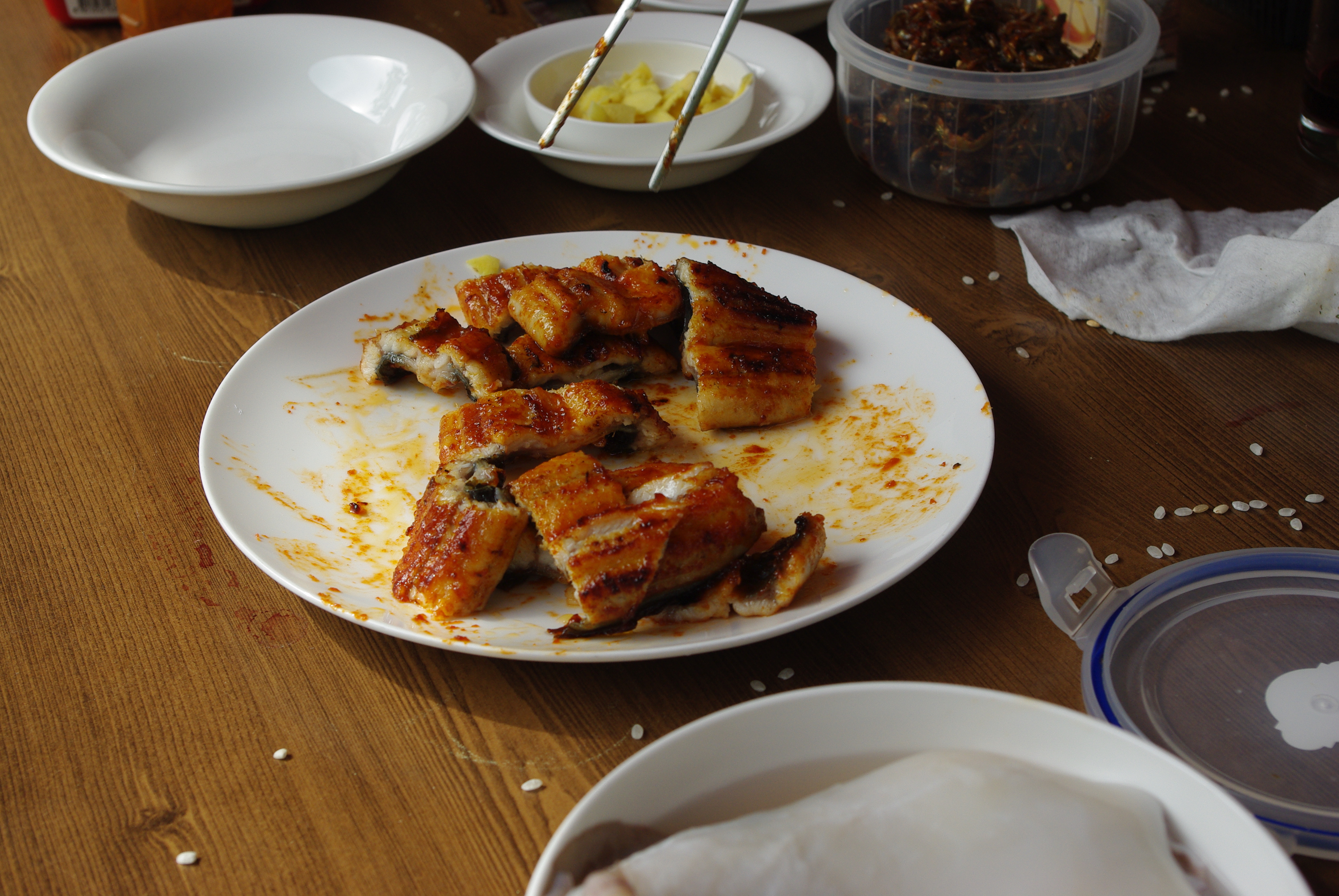 양념이 발라져 먹기 좋게 잘려진 장어