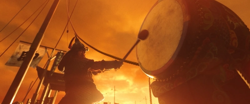 노량: 죽음의 바다에서 이순신이 북을 치는 모습