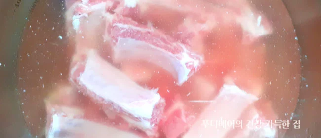 핏물을-빼고-있는-등갈비