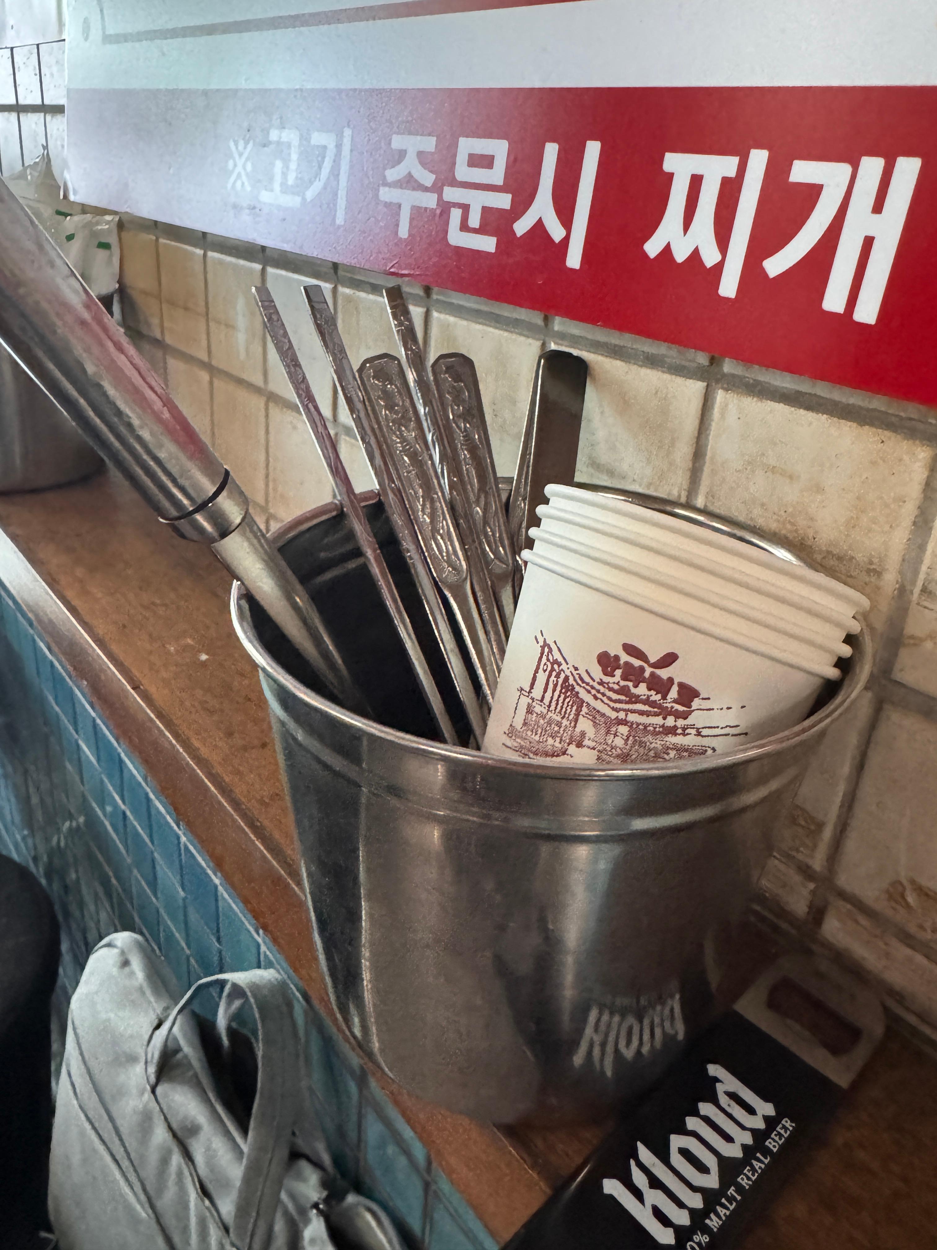 마곡 경아식당 본점 레트로한 내부 소품