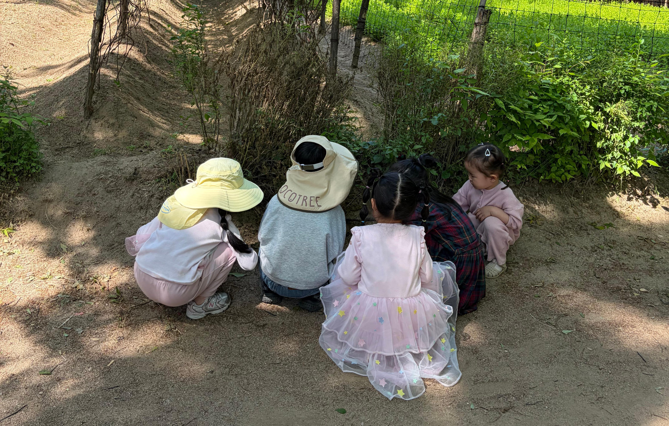 한국민속촌에서 흙놀이를 하며 자연놀이를 즐기는 30개월 아기