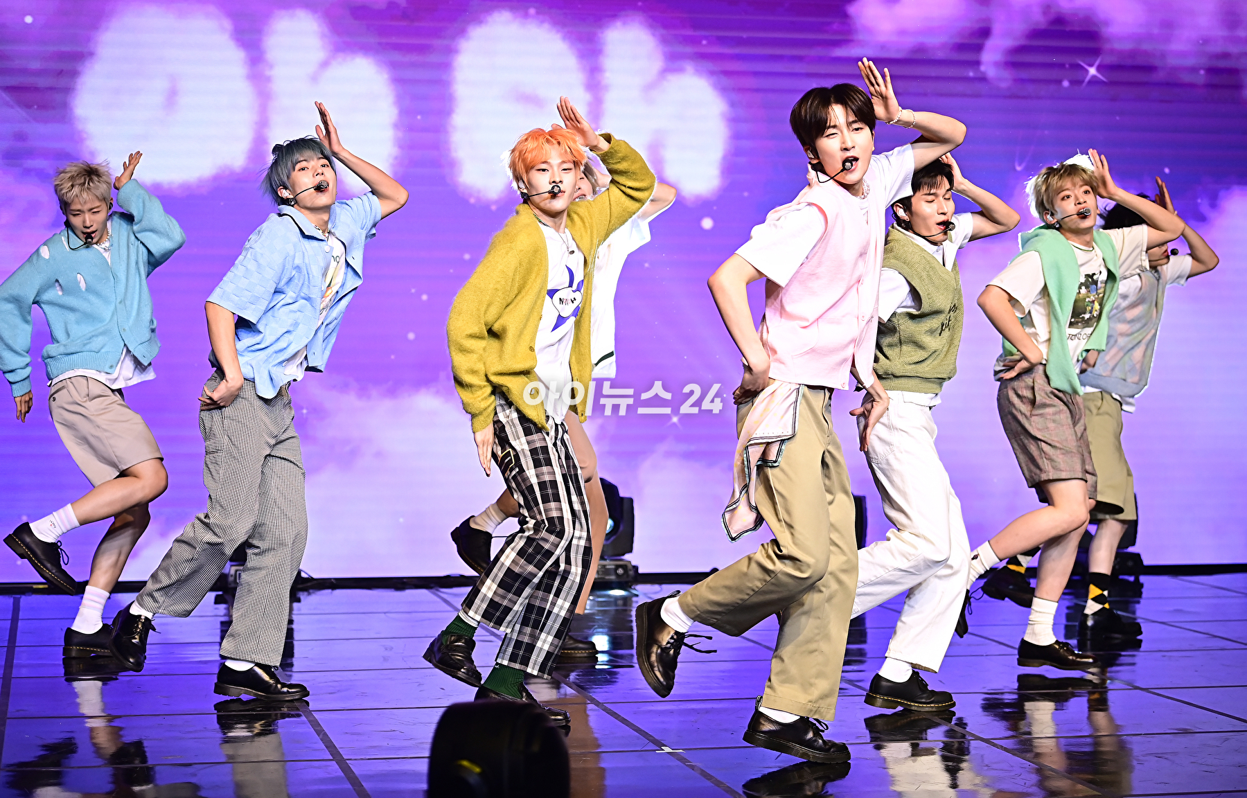 그룹 휘브가 14일 오후 서울 강남구 일지아트홀에서 열린 두 번째 싱글 앨범 'ETERNAL YOUTH : KICK IT' 발매기념 쇼케이스에서 무대를 선보이고 있다. [사진=곽영래 기자].