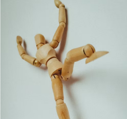 신체 문제를 가진 나무 인형