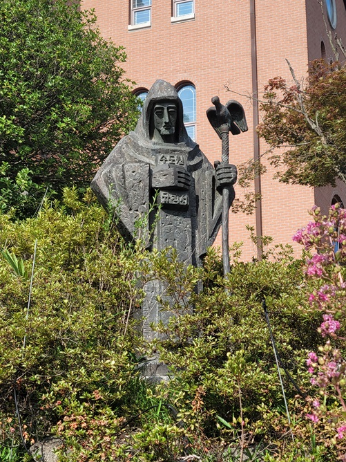 사진은 성 베네딕토회 왜관수도회에 있는 성 베네딕토 성인 상입니다.