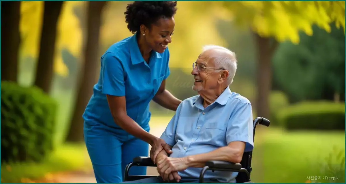 어르신을 돌보고 있는 요양보호사