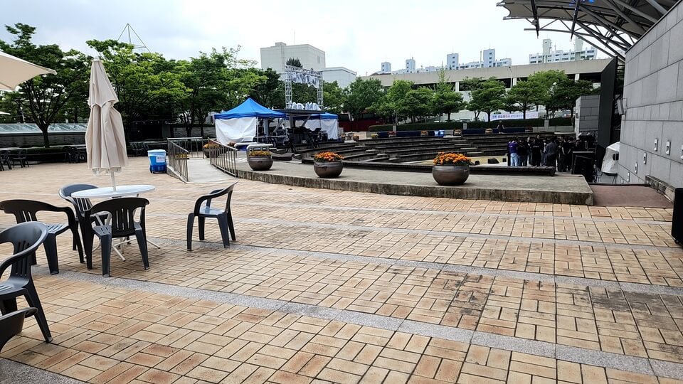 야외 무대 준비