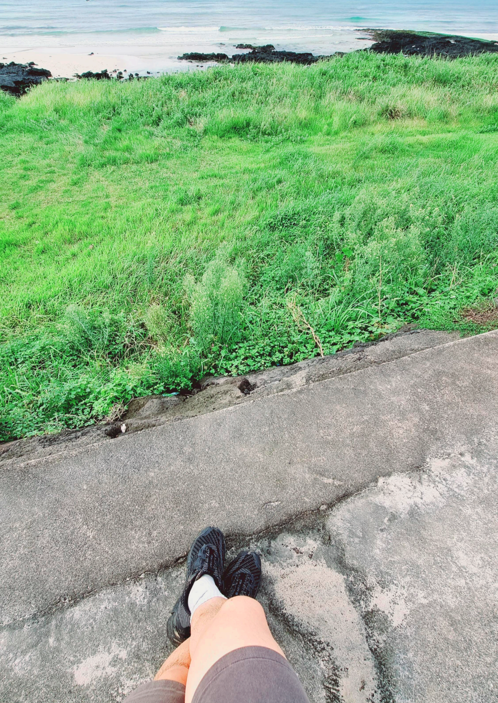 올레20코스 바다가 보이는 바위에 걸터앉아 휴식