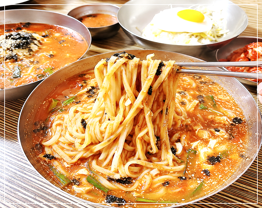 장칼국수 면발을 젓가락으로 들어 올리자 국물과 각종 고명이 함께 따라 올라오는 모습